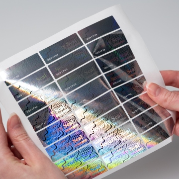 Dwuwarstwowy, numerowany hologram ze zwiększoną warstwą kleju